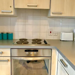 2 Bedrooms Modern Apartment, Lounge, Full Kitchen, Balcony, 5 Minutes Stratford Station London